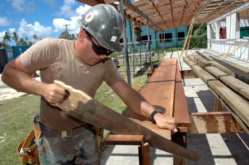 charpentier-LIEUCHE-min_worker_construction_building_carpenter_male_job_build_helmet-893290